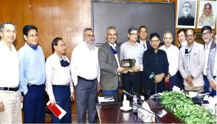 বিজিএমইএ নেতাদের সঙ্গে বৈঠকে অংশগ্রহণকারীরা. Channel i News - চ্যানেল আই নিউজ