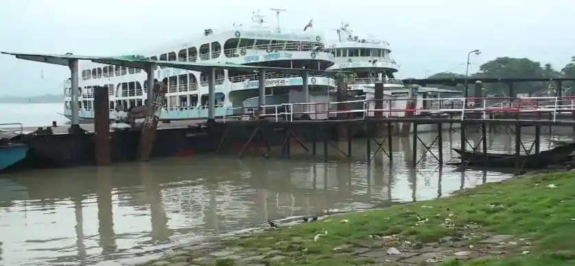 চাঁদপুর থেকে ঢাকাগামী লঞ্চ নদীতে নোঙর করে থাকছে. Channel i News - চ্যানেল আই নিউজ