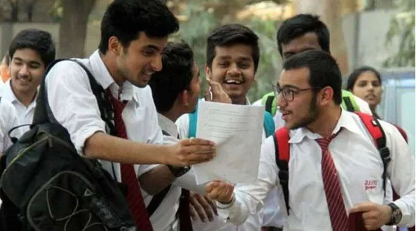 বাংলাদেশের স্কুল ছাত্ররা পরীক্ষার ফল নিয়ে আলোচনা করছে।. Channel i News - চ্যানেল আই নিউজ