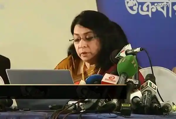 প্রেস ব্রিফিংয়ে সিপিডি প্রতিনিধি, বিভিন্ন মিডিয়া ক্যামেরা ও মাইক্রোফোনের সামনে. Channel i News - চ্যানেল আই নিউজ