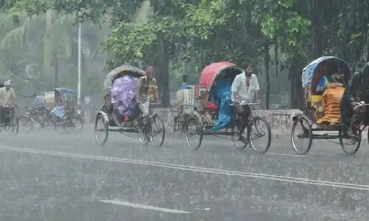 বৃষ্টির মধ্যে রিকশা ও অটো রিকশা চলাচল করছে ঢাকার রাস্তায়. Channel i News - চ্যানেল আই নিউজ