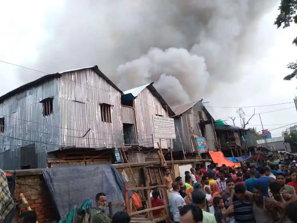 মহাখালীর সাততলা বস্তির অগ্নিকাণ্ডে ধ্বংসস্তূপ ও ধোঁয়া. Channel i News - চ্যানেল আই নিউজ