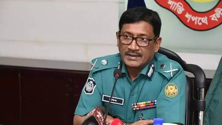 বাংলাদেশ পুলিশ কর্মকর্তা সংবাদ সম্মেলনে বক্তব্য দিচ্ছেন. Channel i News - চ্যানেল আই নিউজ