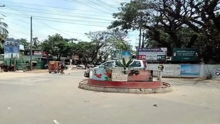 উখিয়া ও টেকনাফে বিধিনিষেধের জন্য জনসমাগম কম দেখা যাচ্ছে. Channel i News - চ্যানেল আই নিউজ
