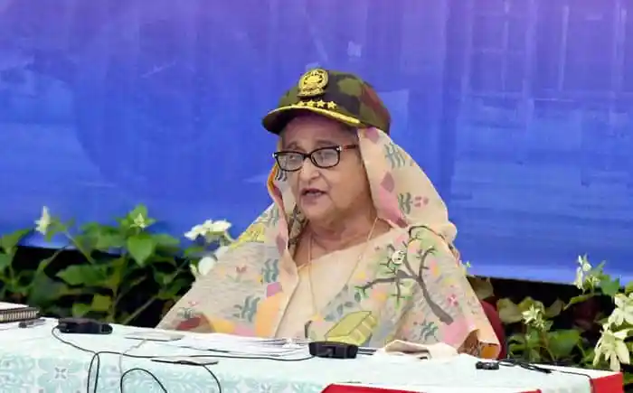 প্রধানমন্ত্রী শেখ হাসিনা সেনা সদস্যদের সঙ্গে আলোচনা করছেন. Channel i News - চ্যানেল আই নিউজ