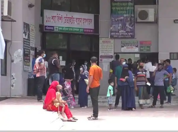 খুলনায় করোনায় মৃত্যুর খবরের জন্য মানুষ লাইনে দাঁড়িয়ে. Channel i News - চ্যানেল আই নিউজ