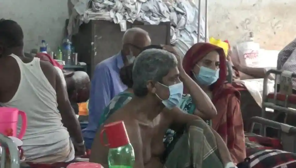 নাটোর ও সিংড়া পৌর এলাকায় লকডাউনের কারণে মানুষজনের উপস্থিতি. Channel i News - চ্যানেল আই নিউজ