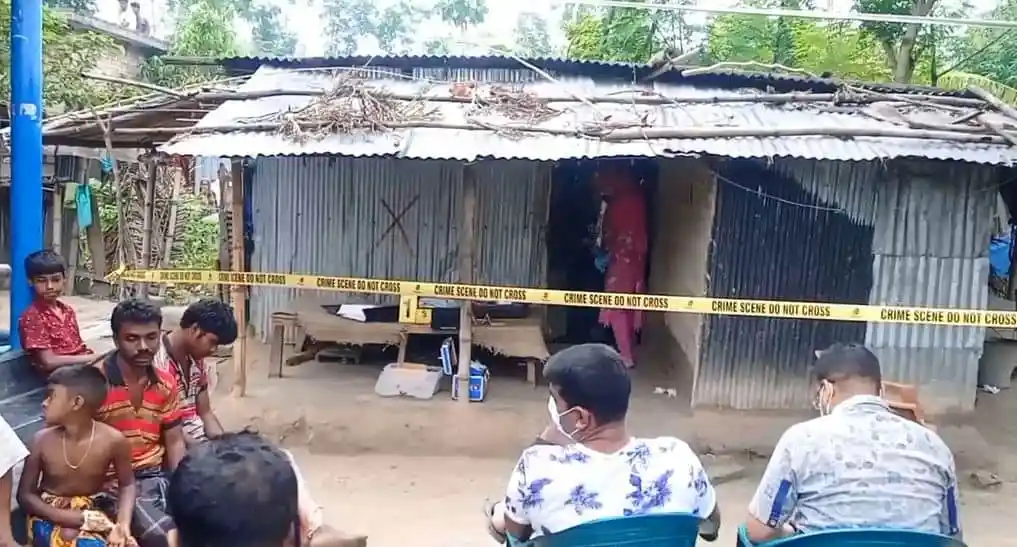নাটোরে গৃহবধূ হত্যার ঘটনাস্থল, পুলিশ ও স্থানীয়রা উপস্থিত. Channel i News - চ্যানেল আই নিউজ