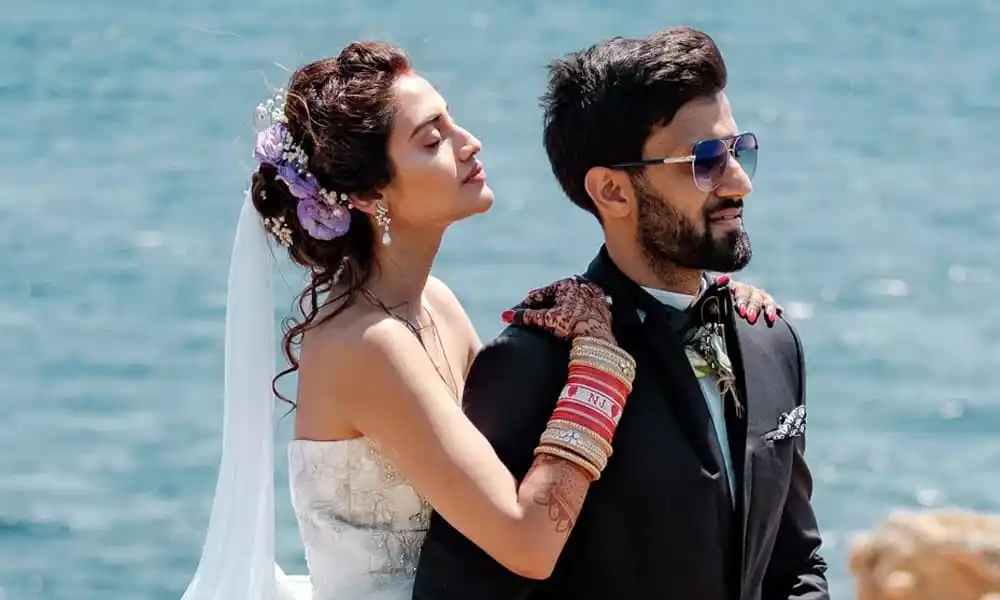 নুসরাত ও তার স্বামী সমুদ্রের পেছনে দাঁড়িয়ে হাসিমুখে ছবি. Channel i News - চ্যানেল আই নিউজ