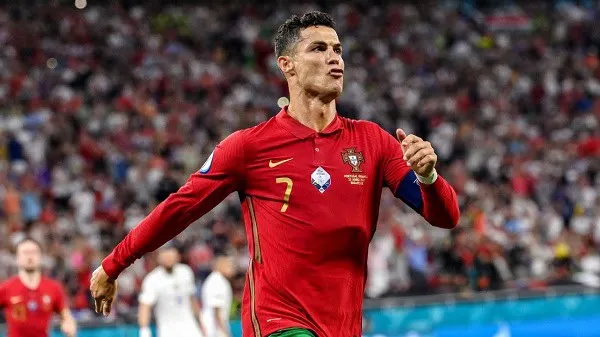 ক্রিস্তিয়ানো রোনালদো গোলের উদযাপন করছেন, পর্তুগাল দলের জার্সিতে. Channel i News - চ্যানেল আই নিউজ
