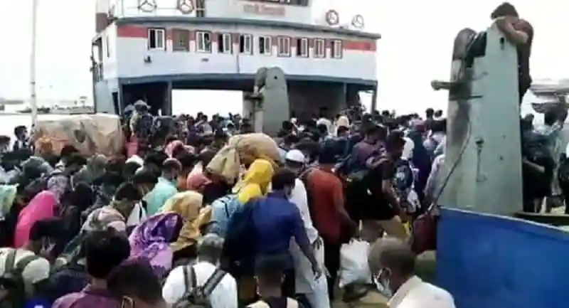 শিমুলিয়ায় দক্ষিণাঞ্চলের যাত্রীদের ভিড়, মানুষ লাইন করে ফেরিতে উঠছে।. Channel i News - চ্যানেল আই নিউজ