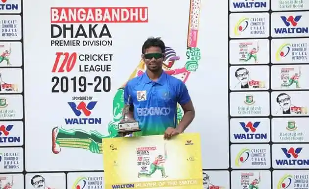 শেখ জামাল ক্রিকেটার তানভীর পুরস্কার গ্রহণের সময়. Channel i News - চ্যানেল আই নিউজ