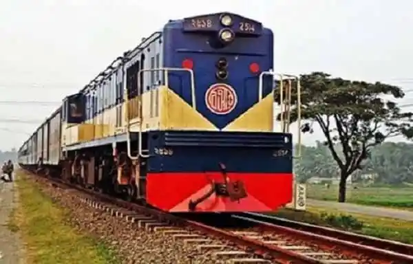 গাজীপুর-ঢাকা রুটে চলন্ত ট্রেন, যানজট এড়ানোর জন্য বিশেষ ট্রেন. Channel i News - চ্যানেল আই নিউজ