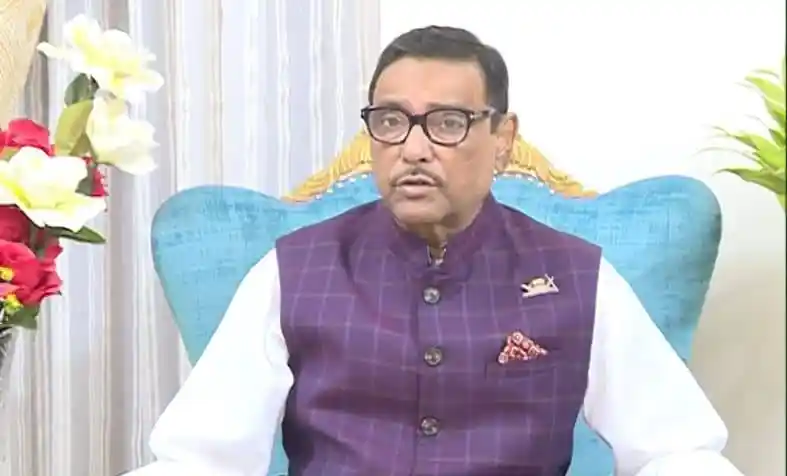 বাংলাদেশের একজন নেতা বসে আলোচনা করছেন, পটভূমিতে ফুলের সাজসজ্জা. Channel i News - চ্যানেল আই নিউজ