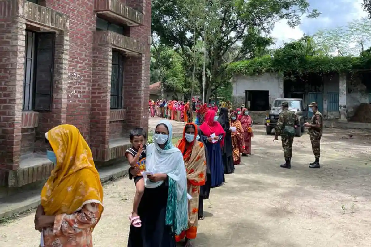 জনগণ বিনামূল্যে চিকিৎসা ও ত্রাণ নিতে লাইনে দাঁড়িয়ে. Channel i News - চ্যানেল আই নিউজ