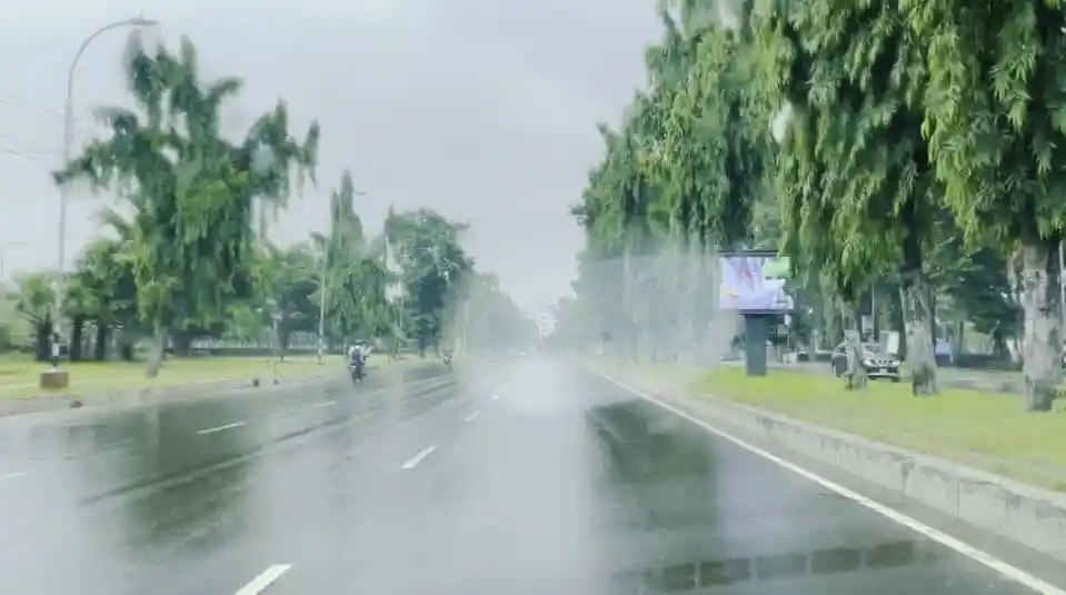 ঢাকার রাস্তায় কড়া লকডাউনের কারণে ফাঁকা ও শান্তিপূর্ণ দৃশ্য. Channel i News - চ্যানেল আই নিউজ