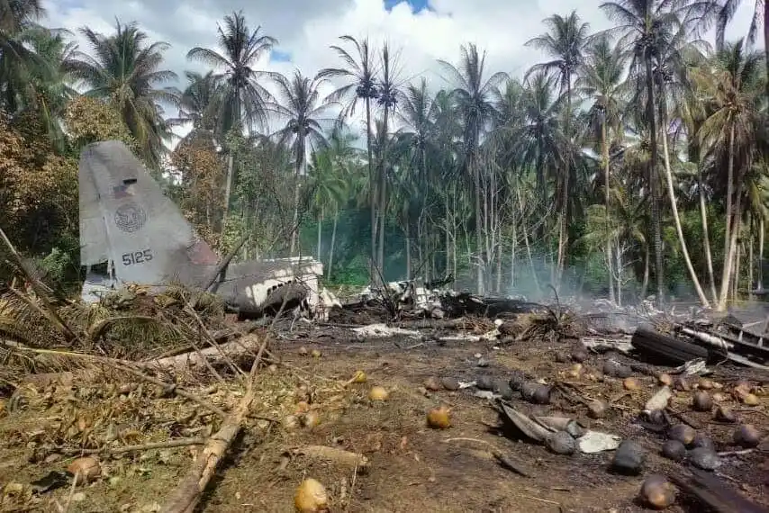 ফিলিপিন্সে সামরিক উড়োজাহাজ বিধ্বস্তের ছবি, ধ্বংসস্তূপ ও ধোঁয়া. Channel i News - চ্যানেল আই নিউজ