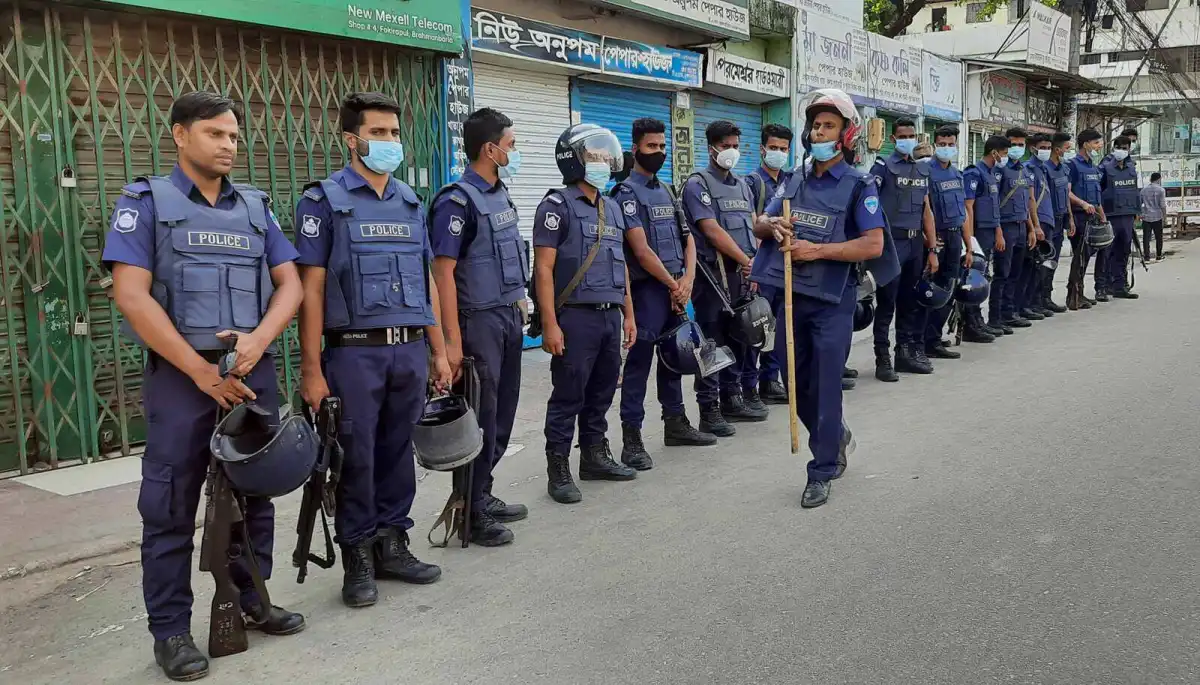 ব্রাহ্মণবাড়িয়ায় পুলিশ সদস্যরা সতর্ক অবস্থানে দাঁড়িয়ে. Channel i News - চ্যানেল আই নিউজ