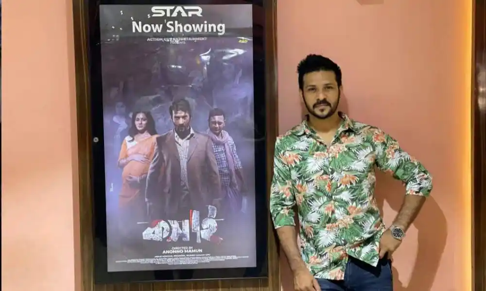 সিনেপ্লেক্সের সামনে দাঁড়িয়ে একজন দর্শক ছবি তুলছেন. Channel i News - চ্যানেল আই নিউজ