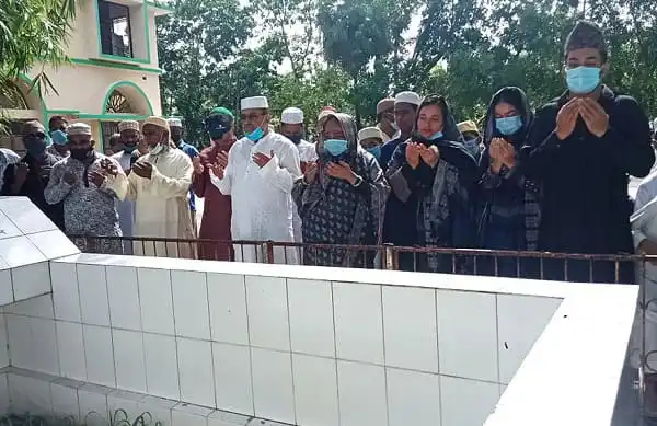 জনপ্রিয় ব্যক্তিরা দোয়া ও প্রার্থনা করছেন, মুখে মাস্ক পরা. Channel i News - চ্যানেল আই নিউজ
