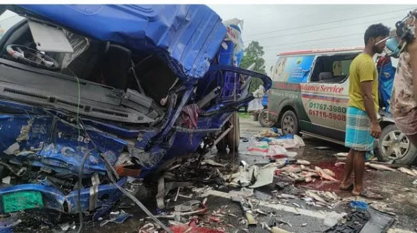 দুর্ঘটনাস্থলে উদ্ধারকর্মীরা ও প্রত্যক্ষদর্শীরা উপস্থিত. Channel i News - চ্যানেল আই নিউজ