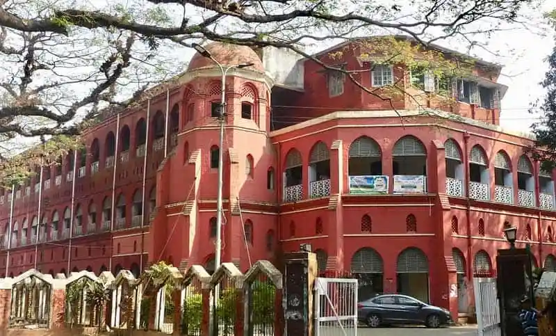 চট্টগ্রামে সিআরবি'র শতবর্ষী গাছের পাশে ঐতিহাসিক ভবন. Channel i News - চ্যানেল আই নিউজ