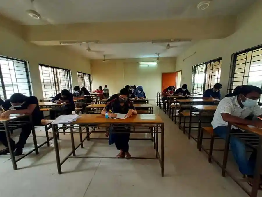 শিক্ষার্থীরা পরীক্ষায় বসে, করোনার সময় পরীক্ষা চলমান. Channel i News - চ্যানেল আই নিউজ