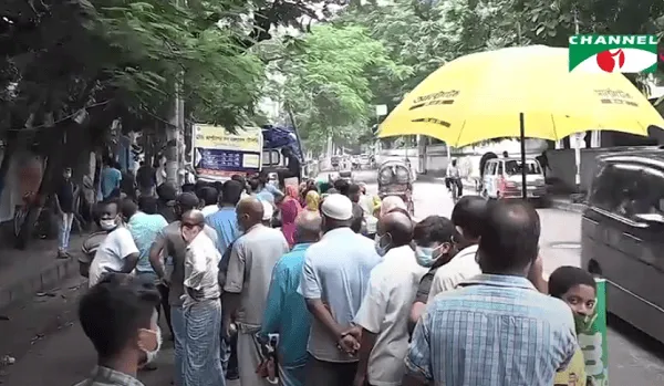 জনগণ টিসিবির পণ্য কেনার জন্য লাইনে দাঁড়িয়েছে. Channel i News - চ্যানেল আই নিউজ