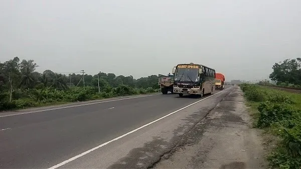 বাংলাদেশের মহাসড়কে ব্যক্তিগত যান ও বাস চলাচল, কঠোর লকডাউনের প্রভাব. Channel i News - চ্যানেল আই নিউজ
