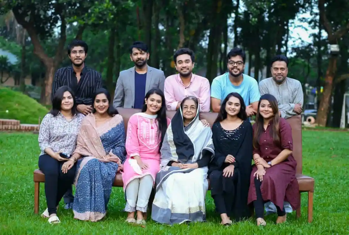 বাংলাদেশের বিভিন্ন পেশাজীবী ব্যক্তিদের গ্রুপ ছবি, সবাই হাসিমুখে বসে. Channel i News - চ্যানেল আই নিউজ