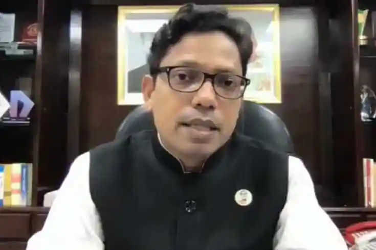 বাংলাদেশের একজন নেতা অফিসে বসে কথা বলছেন. Channel i News - চ্যানেল আই নিউজ