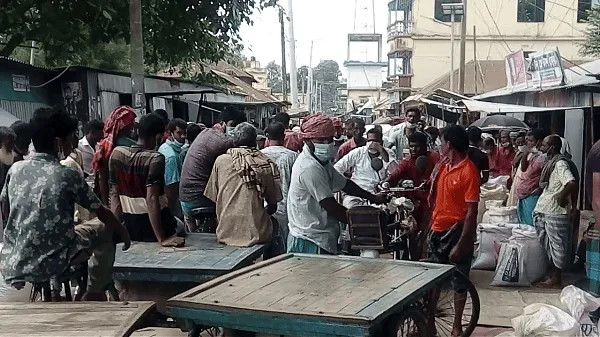 টাঙ্গাইলে করোনা উপসর্গে ১১ জনের মৃত্যু, জনসমাগমের দৃশ্য. Channel i News - চ্যানেল আই নিউজ