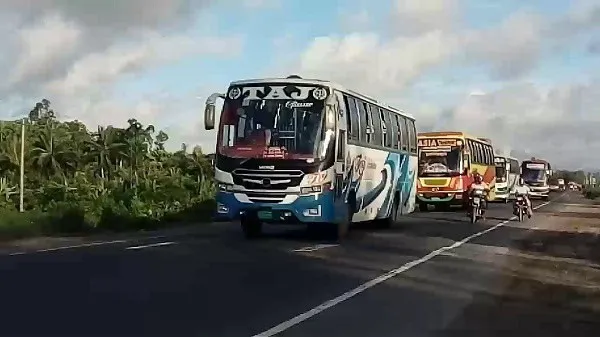 বাংলাদেশের রাস্তায় বাস ও অন্যান্য যানবাহন চলাচল করছে. Channel i News - চ্যানেল আই নিউজ