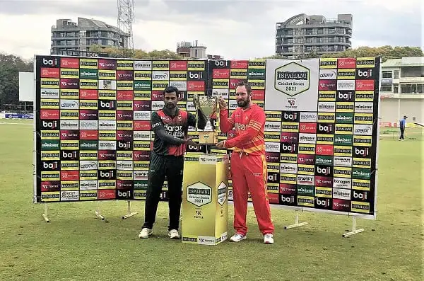 দুই ক্রিকেটার ট্রফি হাতে নিয়ে পুরস্কার বিতরণ করছেন. Channel i News - চ্যানেল আই নিউজ