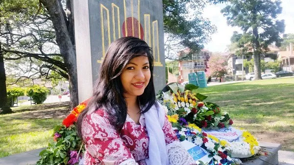 প্রবাসী প্রজন্মের হাতে বাংলা লেখা, বাংলাদেশি তরুণী স্মারক স্থানে দাঁড়িয়ে. Channel i News - চ্যানেল আই নিউজ