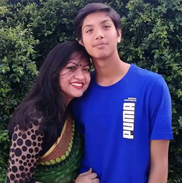 একজন নারী ও যুবক হাসিমুখে ছবি তুলেছেন, প্রকৃতির পেছনে সবুজ গাছের মাঝে. Channel i News - চ্যানেল আই নিউজ