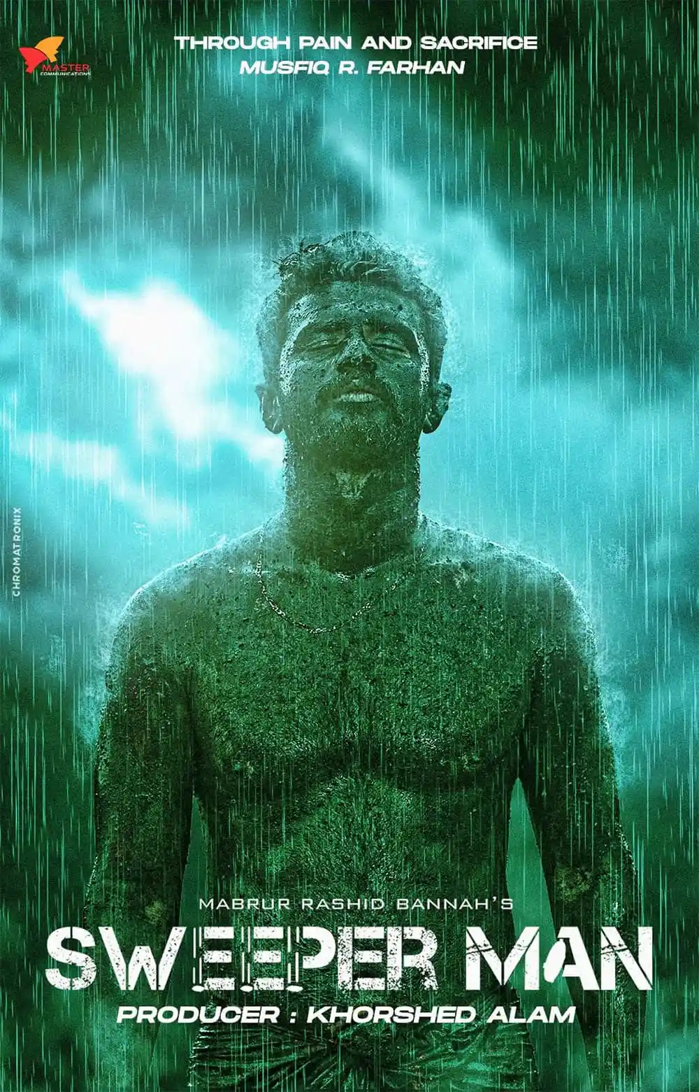 বৃষ্টির মধ্যে দাঁড়িয়ে থাকা সুইপার ম্যান চরিত্রের ছবি. Channel i News - চ্যানেল আই নিউজ