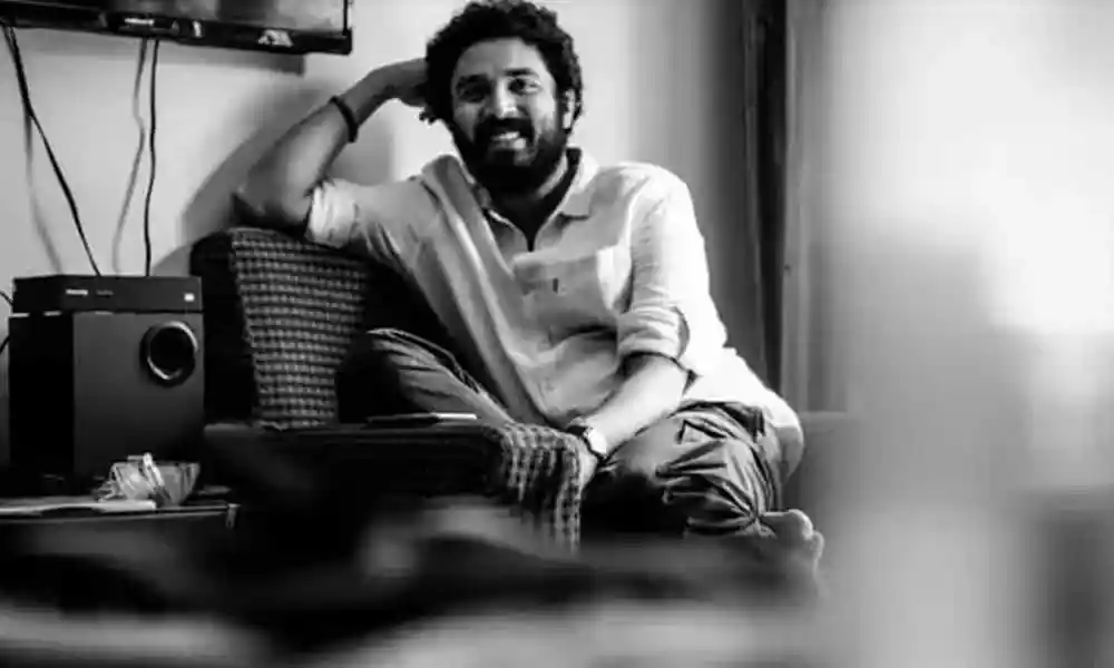 নির্মাতার ছবি ভেনিসে, নির্মাতা হাসিমুখে বসে আছেন. Channel i News - চ্যানেল আই নিউজ