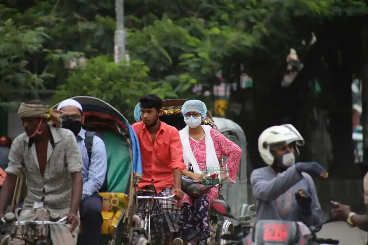 বাংলাদেশে রাস্তায় মানুষ ও রিকশা চলাচল, স্বাস্থ্যবিধি মানা হচ্ছে. Channel i News - চ্যানেল আই নিউজ