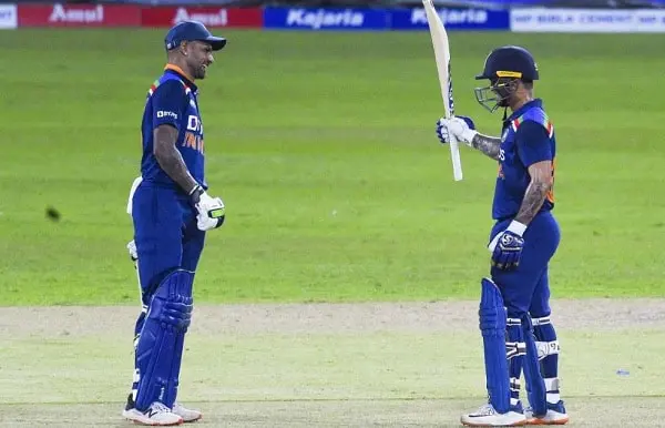 শ্রীলঙ্কার ক্রিকেটাররা মাঠে, একে অপরের সাথে আলোচনা করছে. Channel i News - চ্যানেল আই নিউজ