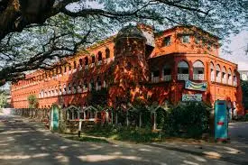 চট্টগ্রামের সিআরবিতে গাছের পাশে পুরোনো ভবন ও পথ. Channel i News - চ্যানেল আই নিউজ