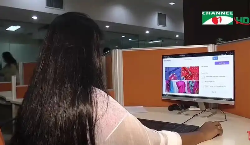 একজন নারী কম্পিউটার ব্যবহার করে অনলাইনে কেনাকাটা করছেন. Channel i News - চ্যানেল আই নিউজ