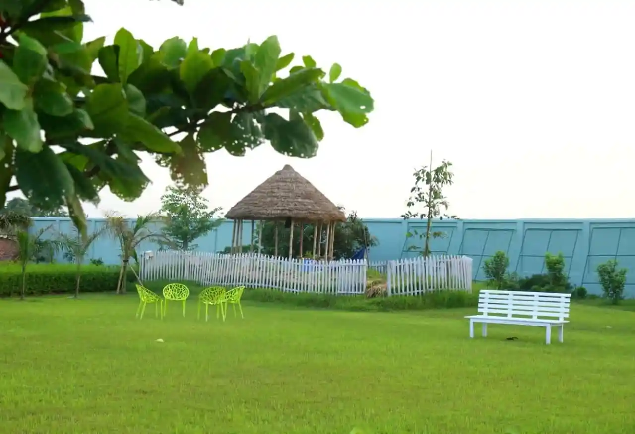 সবুজ উদ্যানের মধ্যে প্যাভিলিয়ন ও বেঞ্চের দৃশ্য. Channel i News - চ্যানেল আই নিউজ