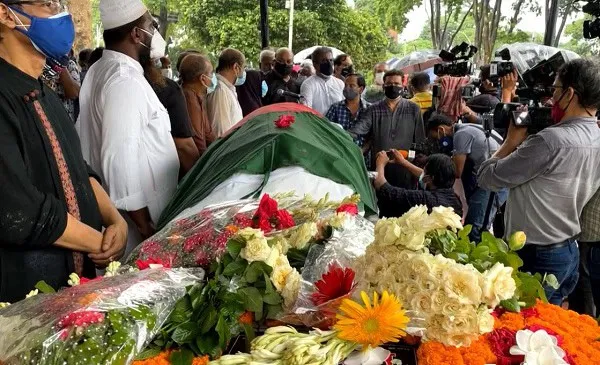 ফকির আলমগীরের প্রতি ফুলেল শ্রদ্ধা জানানো হচ্ছে. Channel i News - চ্যানেল আই নিউজ
