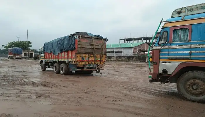 হিলি স্থলবন্দরে ট্রাকগুলো আমদানি-রপ্তানি কাজে প্রস্তুত. Channel i News - চ্যানেল আই নিউজ