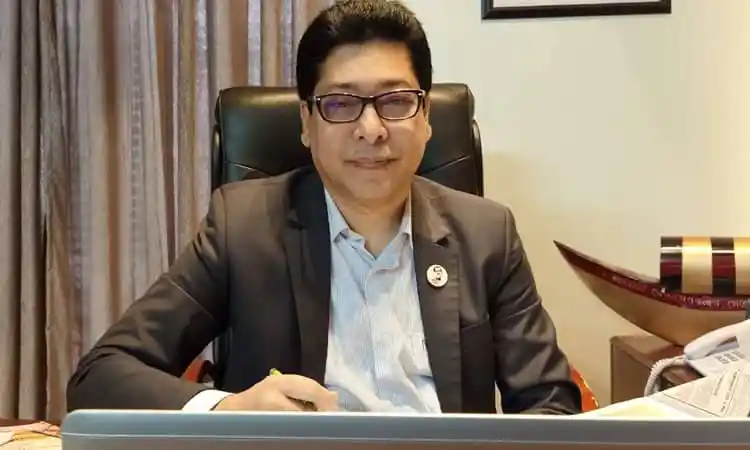 জনপ্রশাসন প্রতিমন্ত্রীর অফিসে বসে ছবি. Channel i News - চ্যানেল আই নিউজ