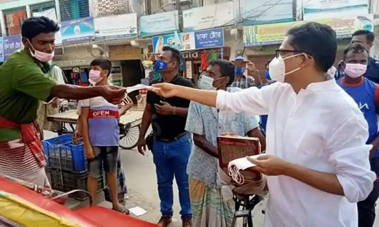 জনপ্রতিনিধি ও সাধারণ মানুষের মধ্যে মাস্ক ও স্যানিটাইজার বিতরণ. Channel i News - চ্যানেল আই নিউজ