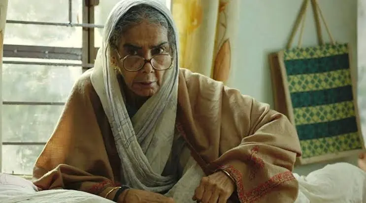 বাধাই হো খ্যাত সুরেখা সিকরি, বৃদ্ধা মহিলা, ঘরে বসে, স্মৃতিচারণা করছেন।. Channel i News - চ্যানেল আই নিউজ