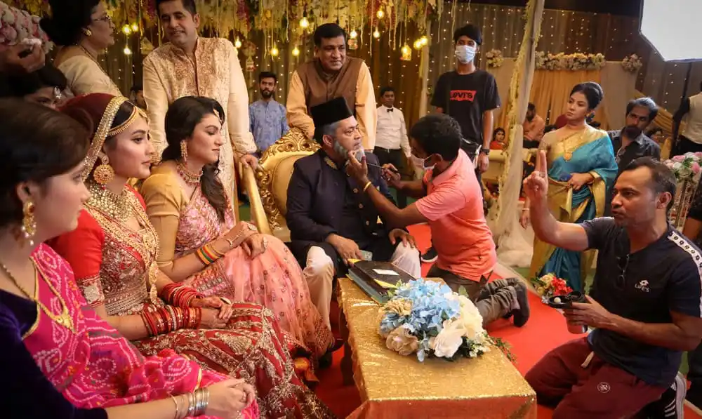 বিবাহ অনুষ্ঠানে অতিথিদের সঙ্গে ছবি, রঙিন পোশাক ও সাজসজ্জা. Channel i News - চ্যানেল আই নিউজ