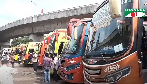 বিভিন্ন বাস ও যানবাহন লকডাউনের কারণে রাস্তায় দাঁড়িয়ে রয়েছে।. Channel i News - চ্যানেল আই নিউজ